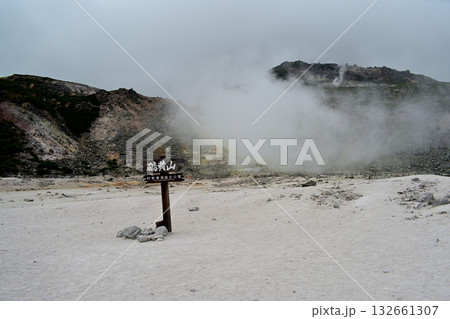 硫黄山MOKMOKベースから見た硫黄山（アトサヌプリ） 132661307