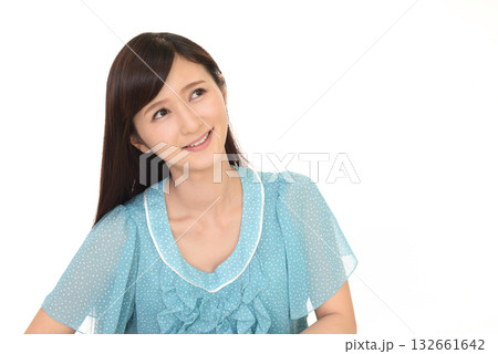 微笑む女性 132661642