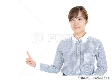 上を指さす女性 132661651