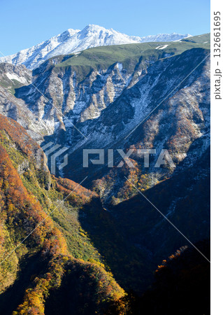 秋　冠雪した鳥海山と奈曽渓谷　鳥海ブルーライン　秋田県 132661695