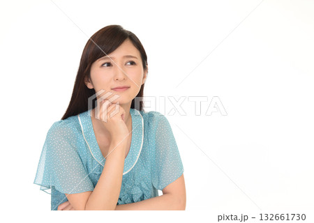 空想する女性 132661730