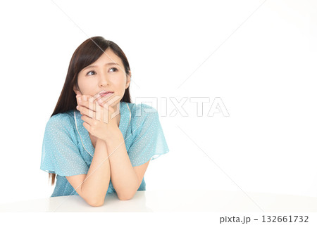 空想する女性 132661732