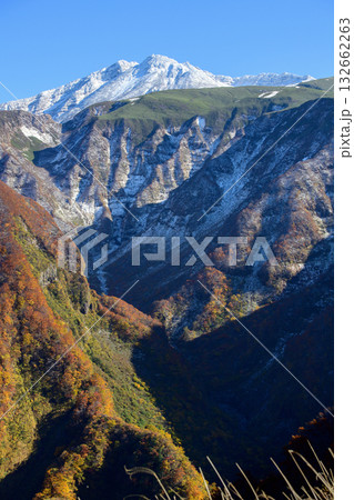 秋　険しい奈曽渓谷の奥に冠雪した鳥海山を望む　鳥海ブルーライン　秋田県 132662263