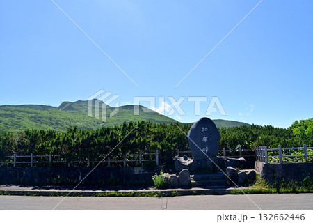 "知床峠"と書かれた石碑 132662446