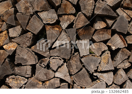 積み重ねられた薪のクローズアップ 積み重ねられた薪のクローズアップ 132662485