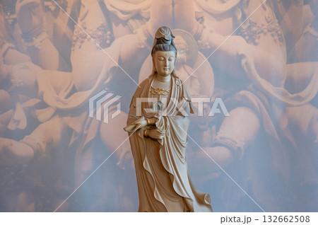 寺院内の観音菩薩像 寺院内の観音菩薩像 132662508