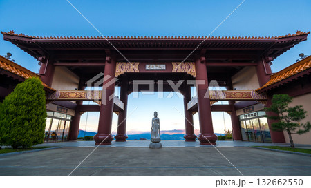 佛光山法水寺の山門 132662550