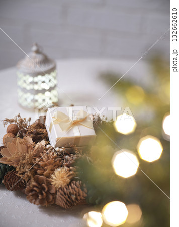 クリスマスイメージ　プレゼントとリース 132662610