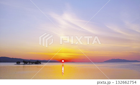松江市から見た宍道湖の夕日 132662754