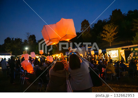 夜のスカイランタンイベントと人々の集まり 132662953