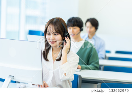 インカムで話すオペレーター インカムで話すオペレーター 132662979
