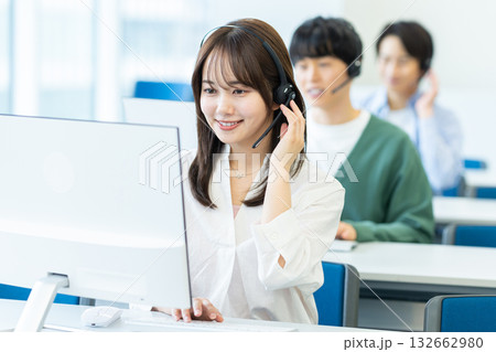 インカムで話すオペレーター 132662980