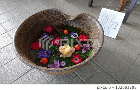 色鮮やかな花が浮かぶ手水鉢 132663285