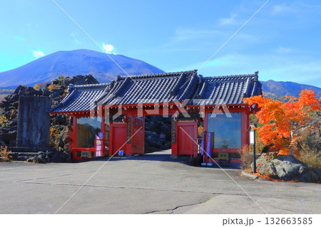 秋の鬼押出し園と浅間山（群馬県嬬恋村） 132663585