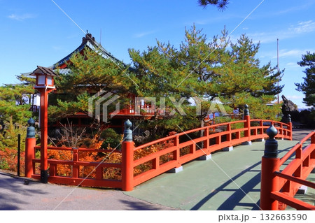 秋の鬼押出し園(浅間山観音堂・群馬県嬬恋村) 秋の鬼押出し園(浅間山観音堂・群馬県嬬恋村) 132663590