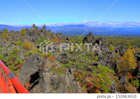 秋の鬼押出し園（浅間山観音堂より・群馬県嬬恋村） 132663610