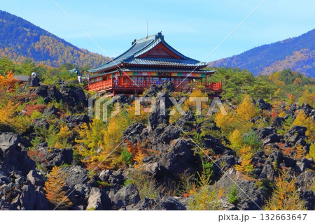秋の鬼押出し園（浅間山観音堂・群馬県嬬恋村） 132663647