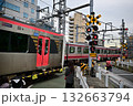 開かずの踏切を通過する電車 132663794