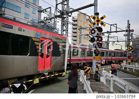 開かずの踏切を通過する電車 開かずの踏切を通過する電車 132663794