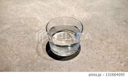コップに入った水 コップに入った水 132664095
