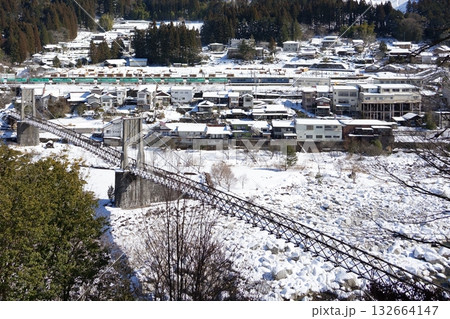 冬の桃介橋と貨物列車 冬の桃介橋と貨物列車 132664147