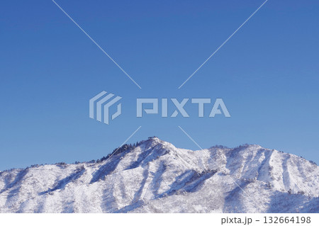 雪山と青空 132664198