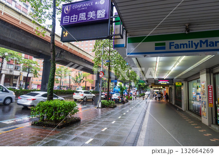台湾　台北市　大安駅近　アーケード商店街 132664269