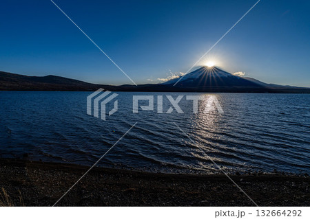 【富士山素材】山中湖から見るダイヤモンド富士【山梨県】 132664292