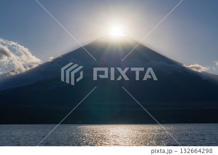 【富士山素材】山中湖から見るダイヤモンド富士【山梨県】 132664298