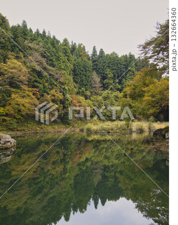 塔のへつりの紅葉 132664360