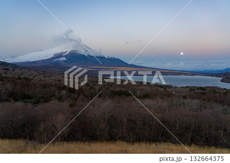 【富士山素材】山中湖明神山パノラマ台から見る雲をかぶった富士山の朝焼け【山梨県】 132664375