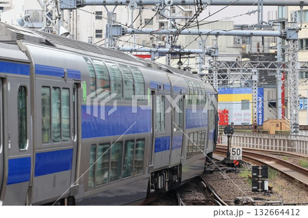 上野駅を出発した常磐線の上野東京ラインの電車 132664412