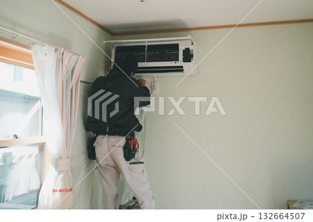 installation of an air conditioner 132664507