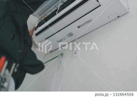 installation of an air conditioner 132664508