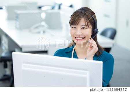 ビジネス　インカムをつけている女性 132664557