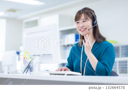 ビジネス　インカムをつけている女性 132664578