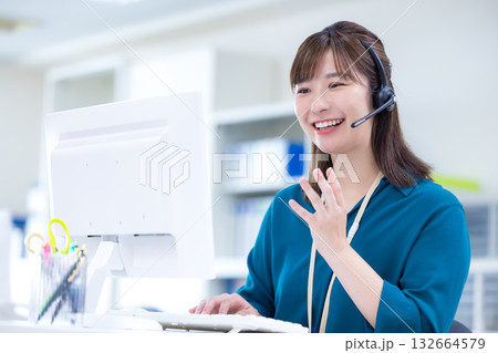 ビジネス　インカムをつけている女性 132664579