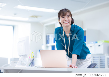 ビジネス パソコンで仕事する女性 ビジネス パソコンで仕事する女性 132664725