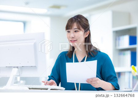 ビジネス パソコンで仕事する女性 ビジネス パソコンで仕事する女性 132664768