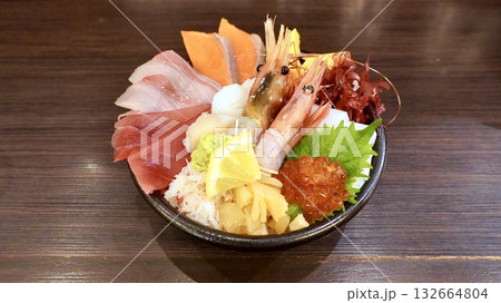魚介類が盛りだくさんの海鮮丼 魚介類が盛りだくさんの海鮮丼 132664804