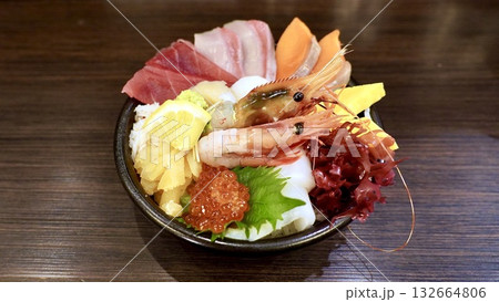 魚介類が盛りだくさんの海鮮丼 魚介類が盛りだくさんの海鮮丼 132664806