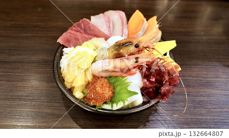 魚介類が盛りだくさんの海鮮丼 魚介類が盛りだくさんの海鮮丼 132664807