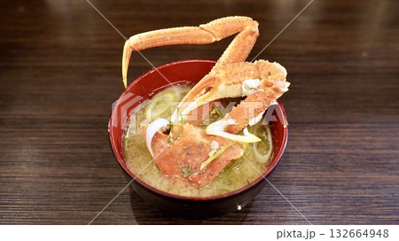 カニの脚が入った味噌汁 132664948