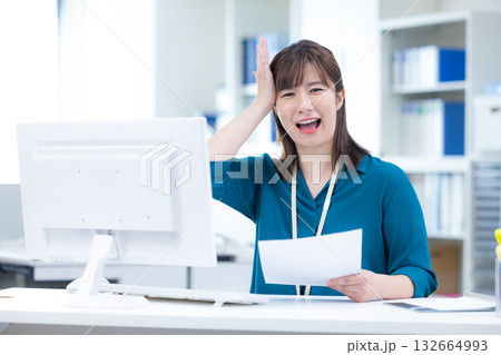 ビジネス　仕事をしている女性 132664993