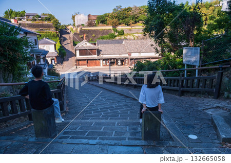 Brother and sister look at Iconic Suya no Saka slope in Kitsuki town Brother and sister look at Iconic Suya no Saka slope in Kitsuki town 132665058