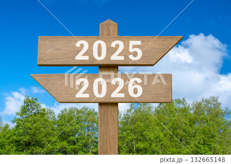 道しるべと新緑の林と青空（2025・2026） 132665148