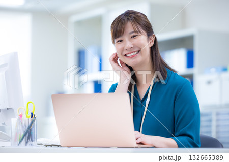 ビジネス　パソコンで仕事する女性 132665389