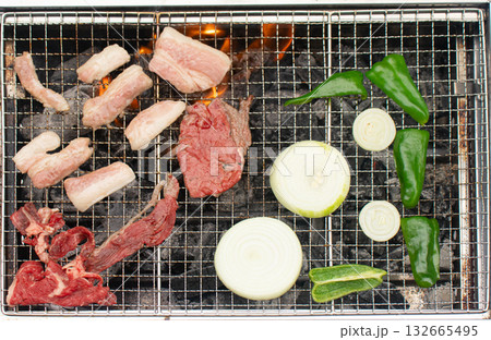 家族や友人と楽しむバーベキュー 132665495