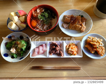 和食・日本料理のランチセットの例～月見とろろそばと照り焼きチキンの組み合わせメニュー(前菜ほか小鉢) 132665499