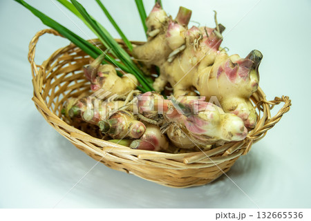 葉を添えて籠に盛った生姜 132665536